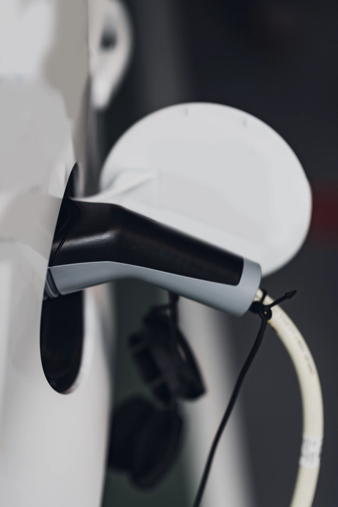 Ladestander til elbiler med hurtigopladning, installeret ved ladestationen.