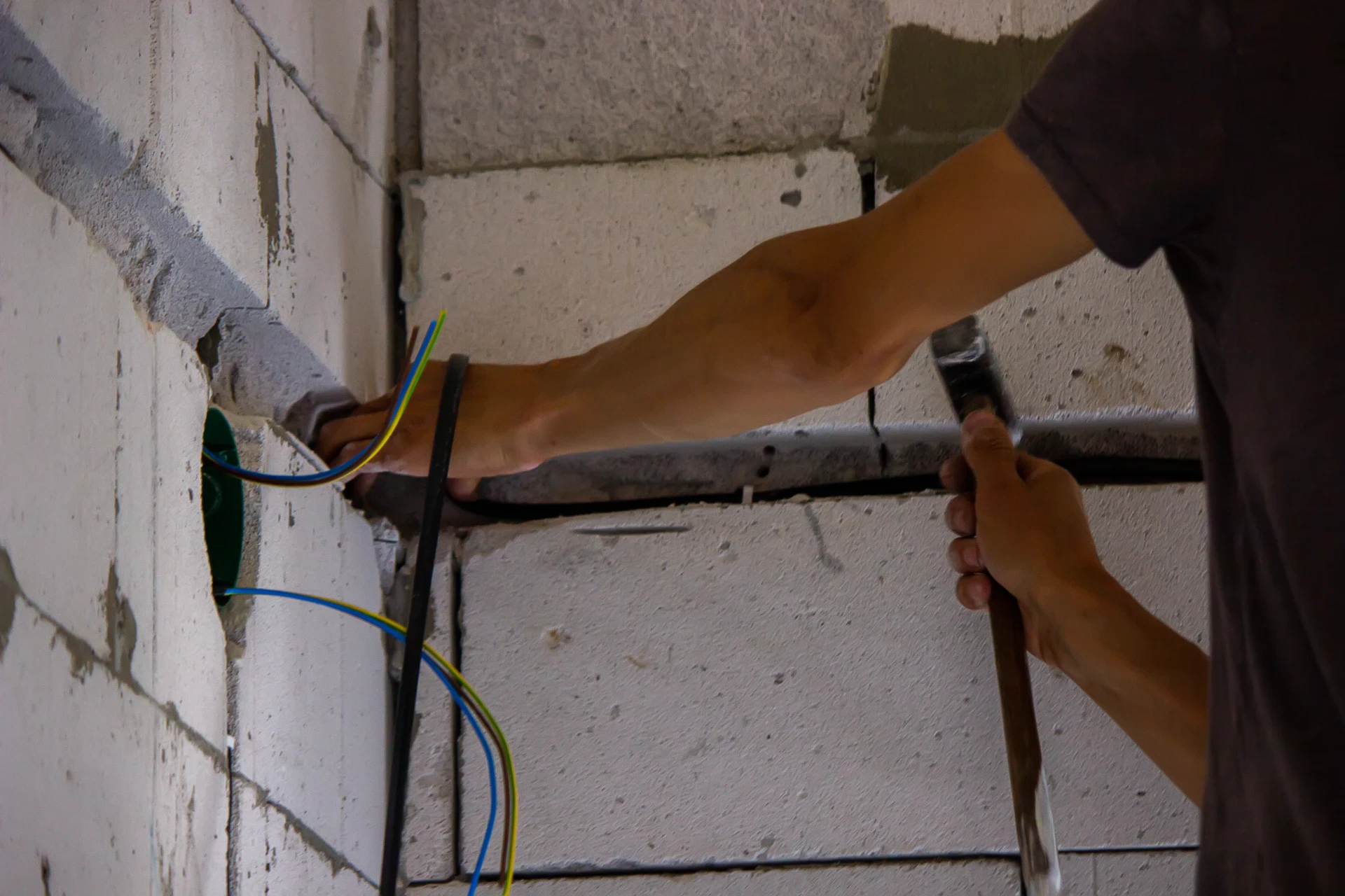 Arbejde under installation af elektriske ledninger.