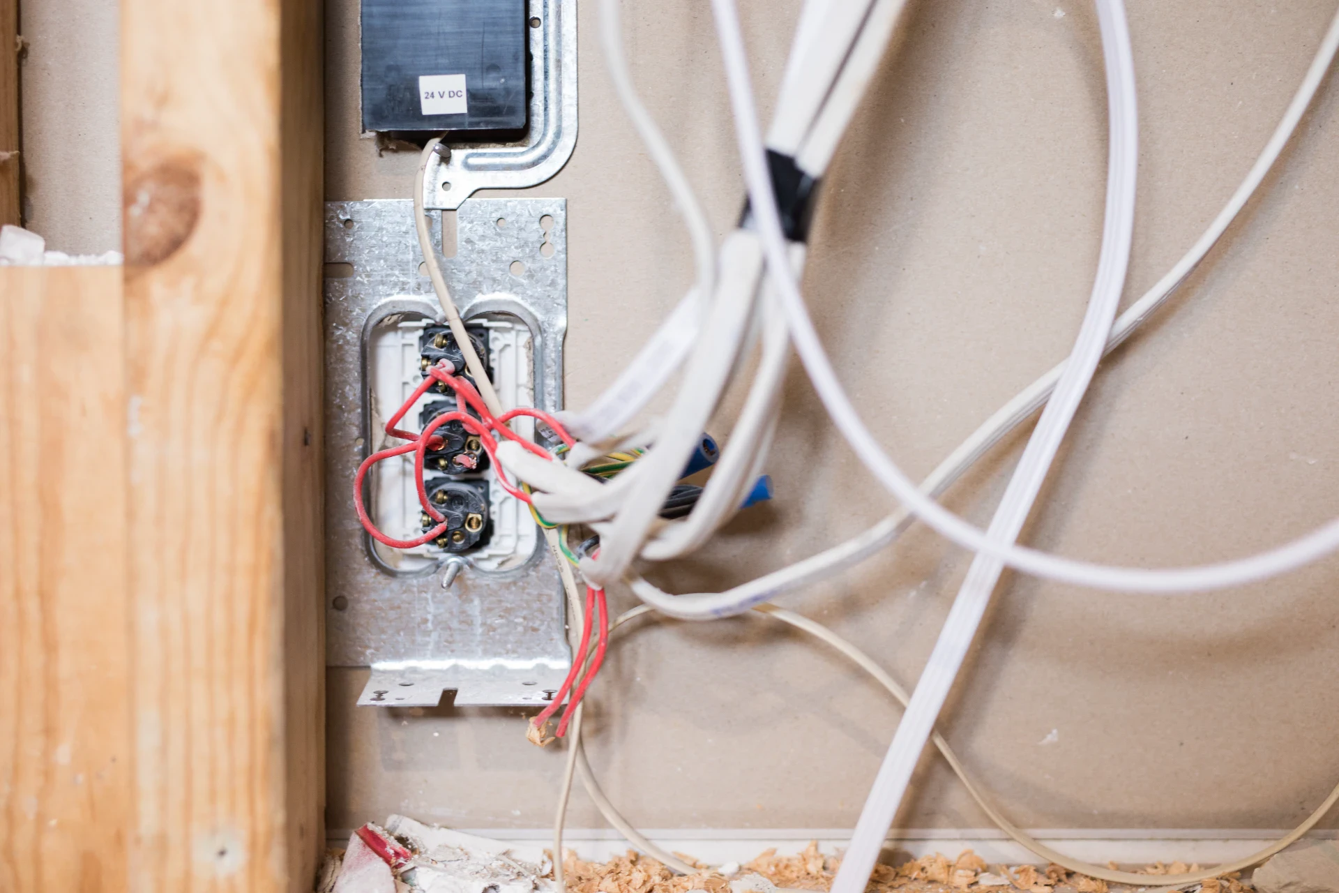 Arbejde i erhvervsbygning med kabelinstallationer.