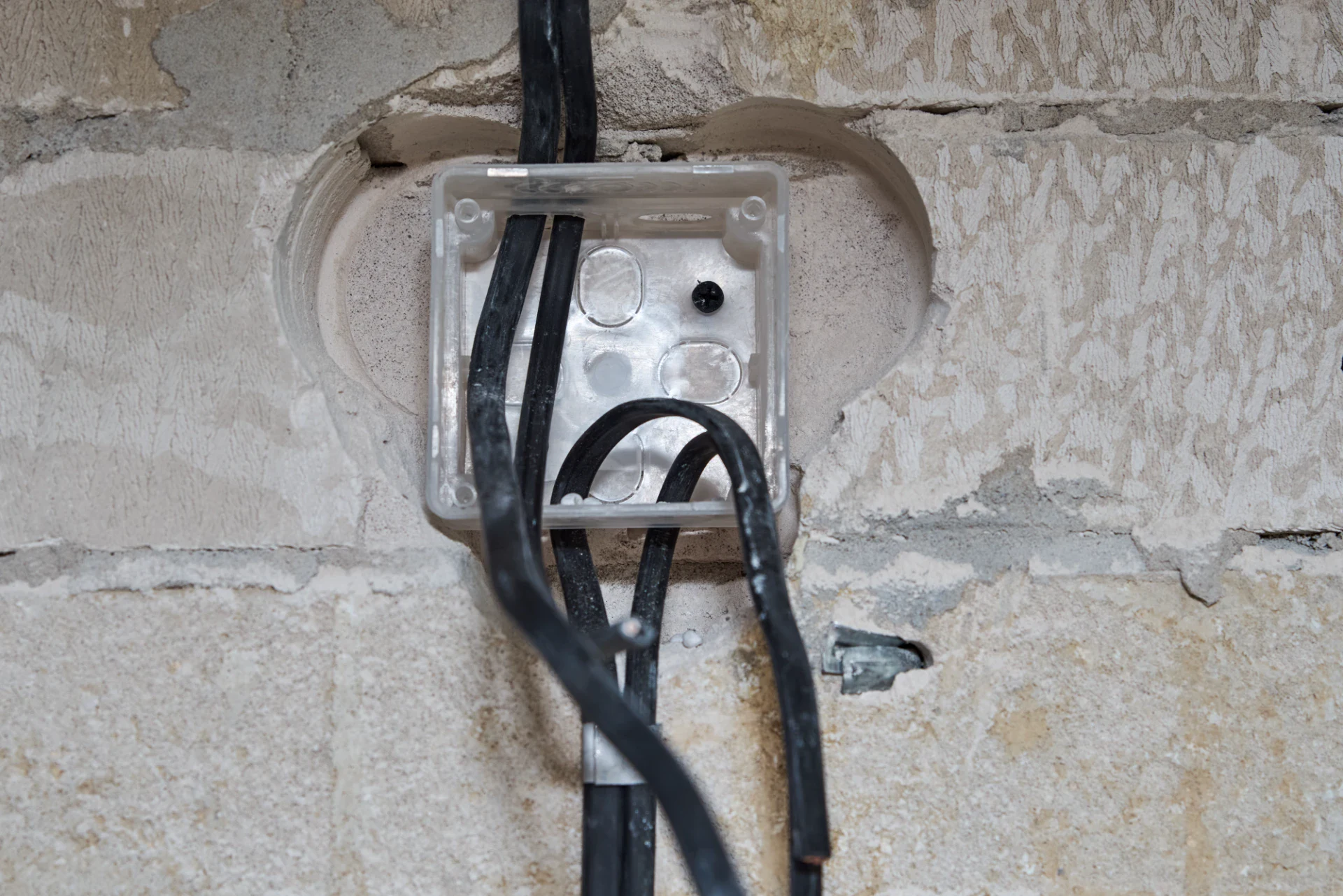 Udtag til elinstallation i væg.