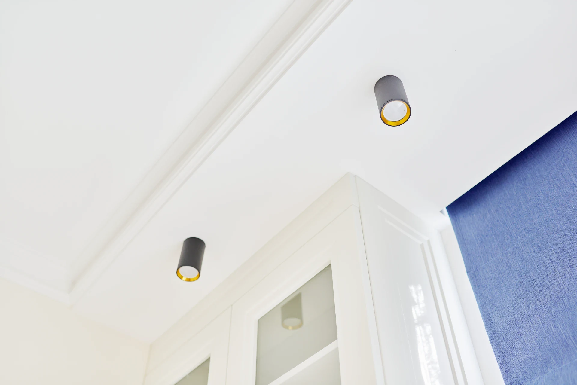 Moderne spotlights installeret i loftet med dæmpningsfunktion.