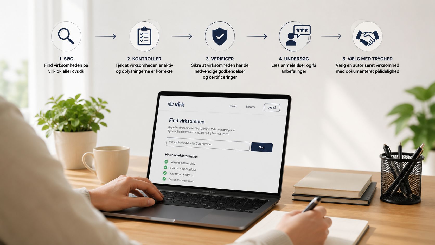 En person bruger en bærbar computer til at tjekke en virksomheds oplysninger online i det danske CVR-register.