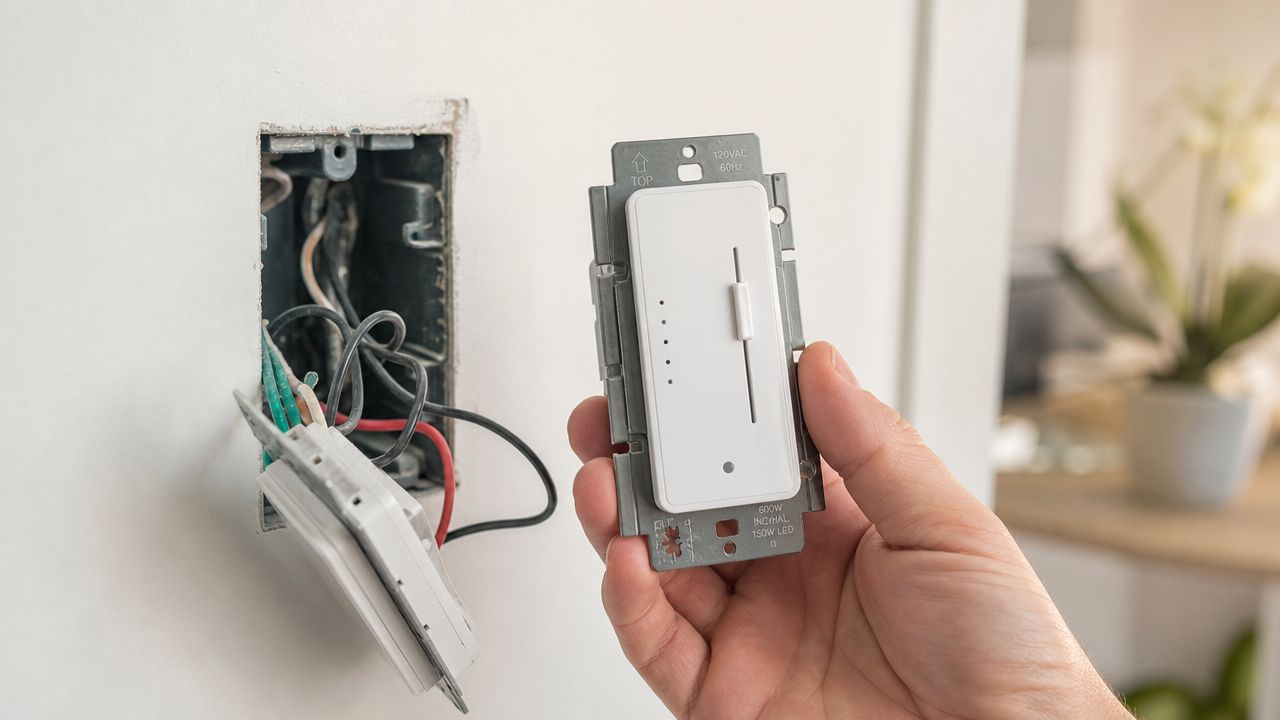 Elektriker monterer dæmper til LED-lys i væggen.