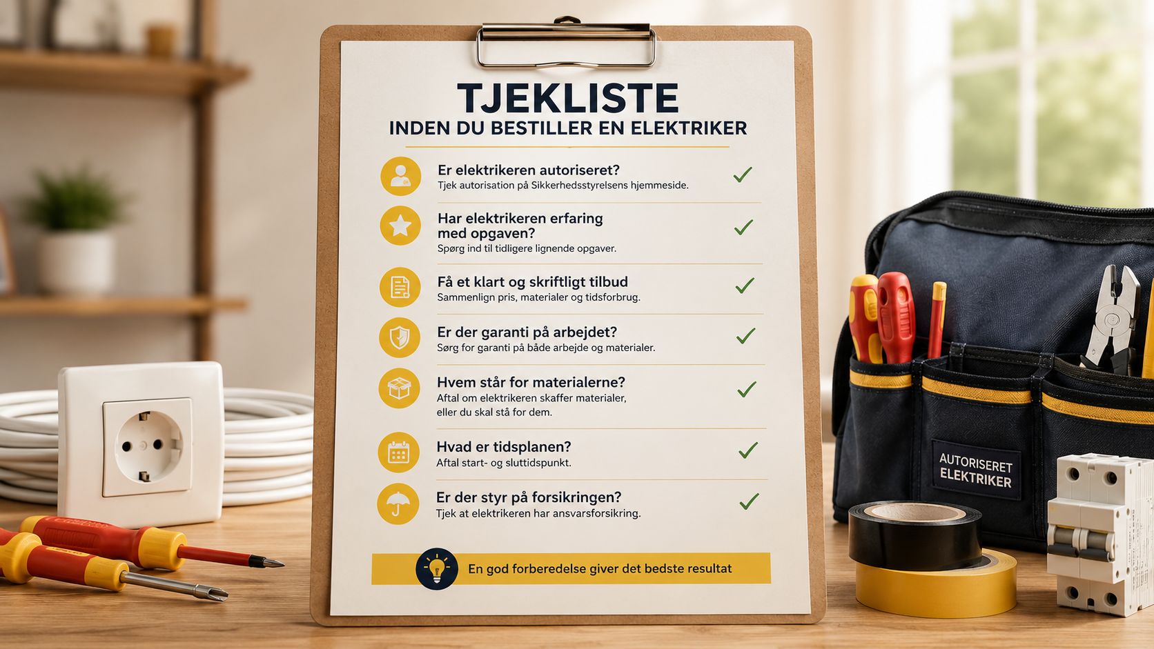 En tjekliste på en clipboard med gode råd til valg af elektriker før du bestiller en opgave.